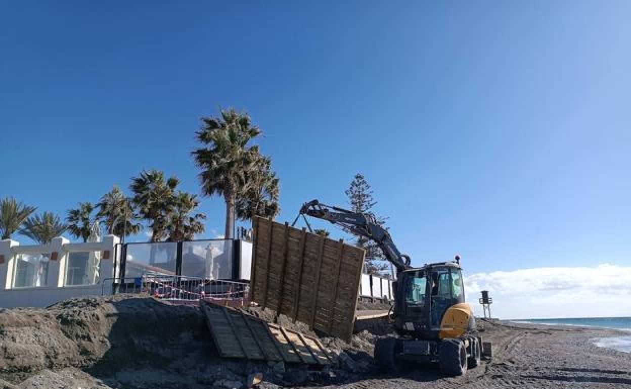 Operarios retiran el tramo de senda litoral afectado en Los Moriscos.