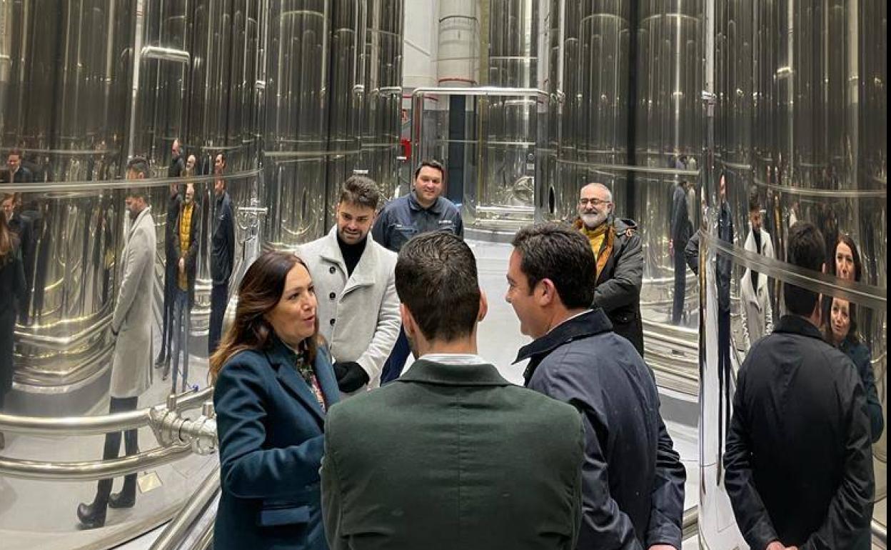 Visita de la subdelegada a Explotaciones Jame, en Villatorres este lunes. 