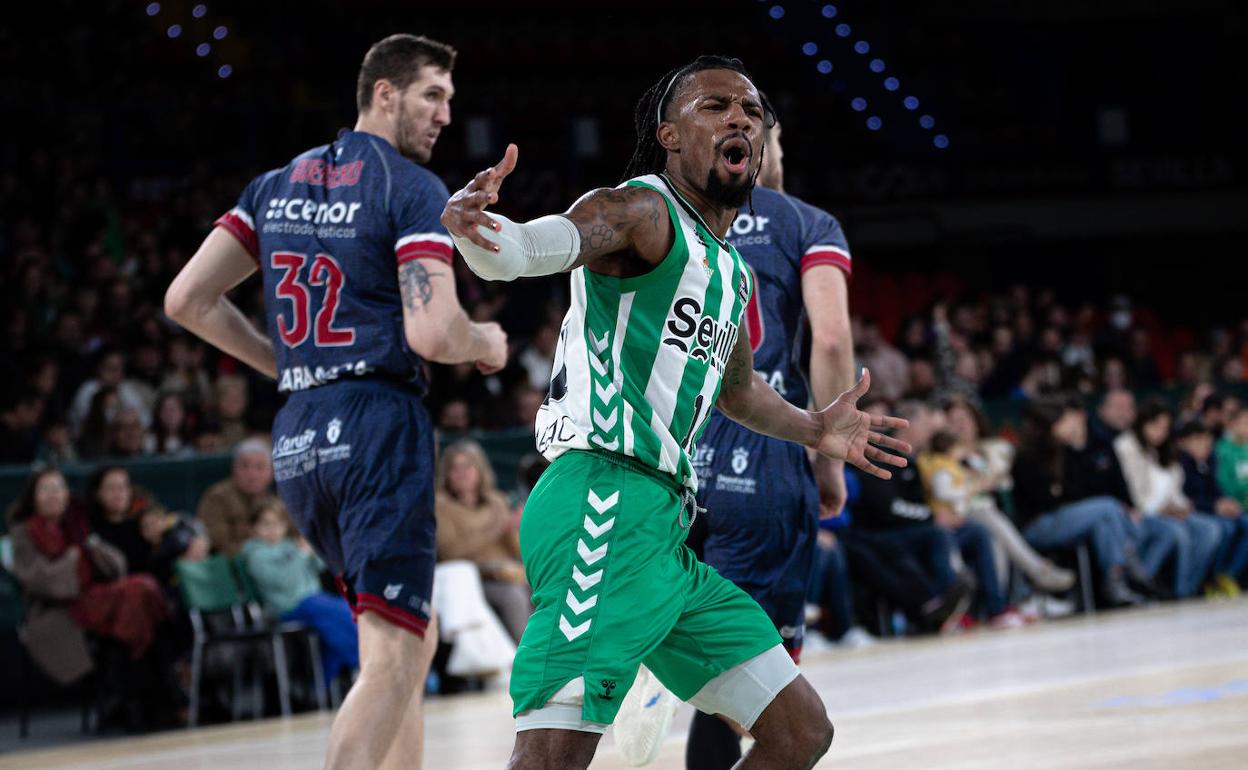 Evans anima a los aficionados en el partido del Betis contra el Obradoiro.