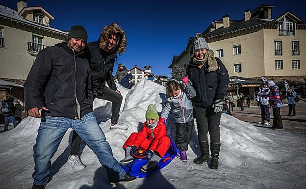 Raúl, su trineo y su familia, disfrutando de la nieve y ajeno a la regia visita. 