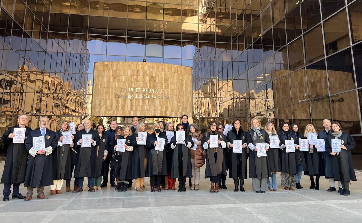 Los LAJ que se han sumado a la protesta en el complejo judicial de Caleta. 
