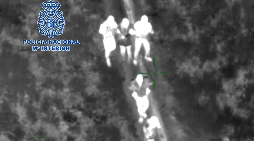 Momento del rescate por parte de agentes de la Policía Nacional en Granada.