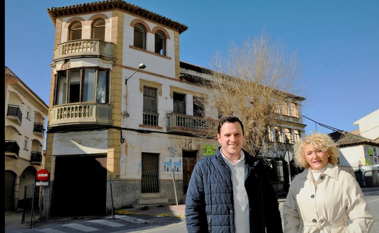 El alcalde de Padul, Manuel Villena, y la teniente de alcalde, Ester Molina, junto al edificio