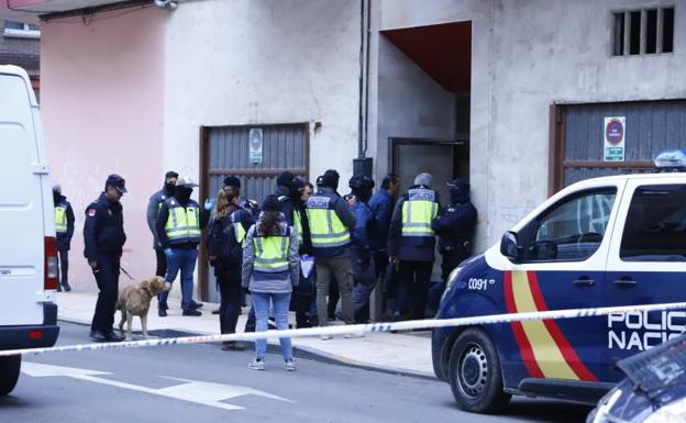 La Policía Nacional, en el registro del piso del detenido. 