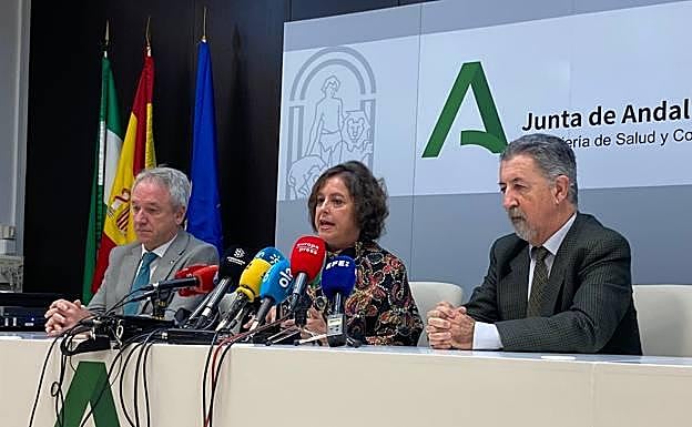 El gerente del SAS, Diego Vargas, la consejera, Catalina García, y el presidente del Sindicato Médico Andaluz, Rafael Carrasco.
