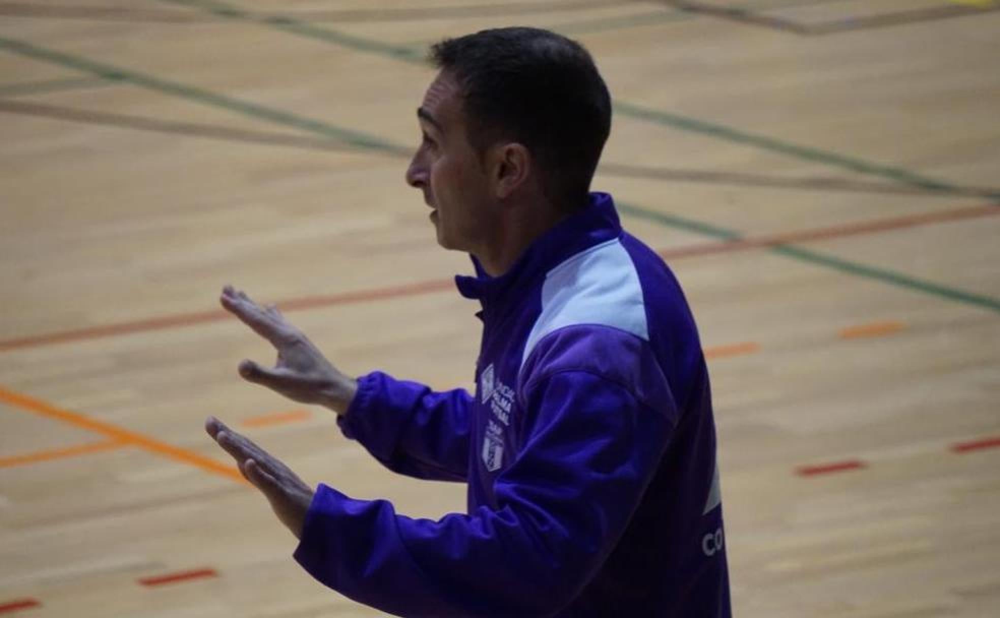 Paco da indicaciones a sus niños del Alcudia Futsal, uno de los filiales del Palma.