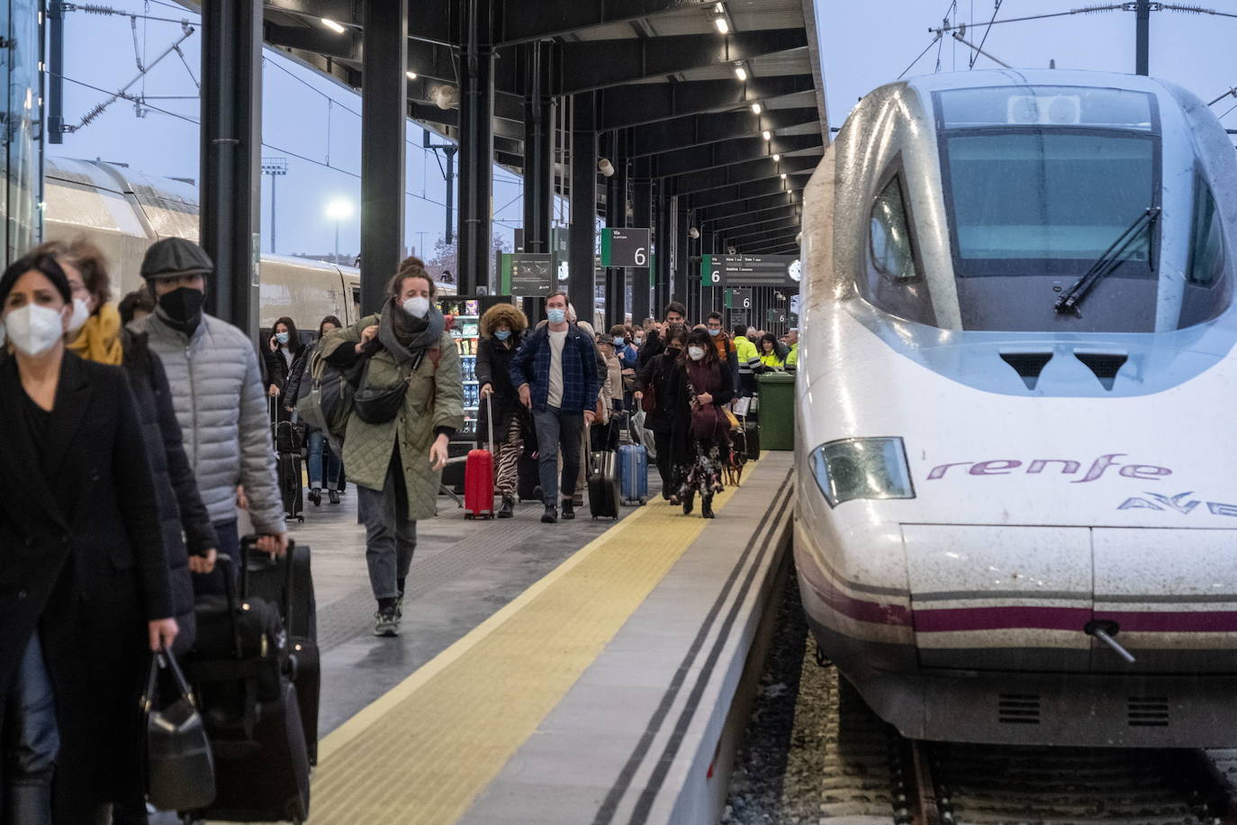 Viajeros en la estación de tren de Granada. 