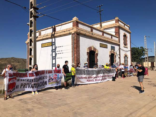 Imagen de archivo de una protesta en defensa del ferrocarril en la estación de Santa Fe-Alhama. 