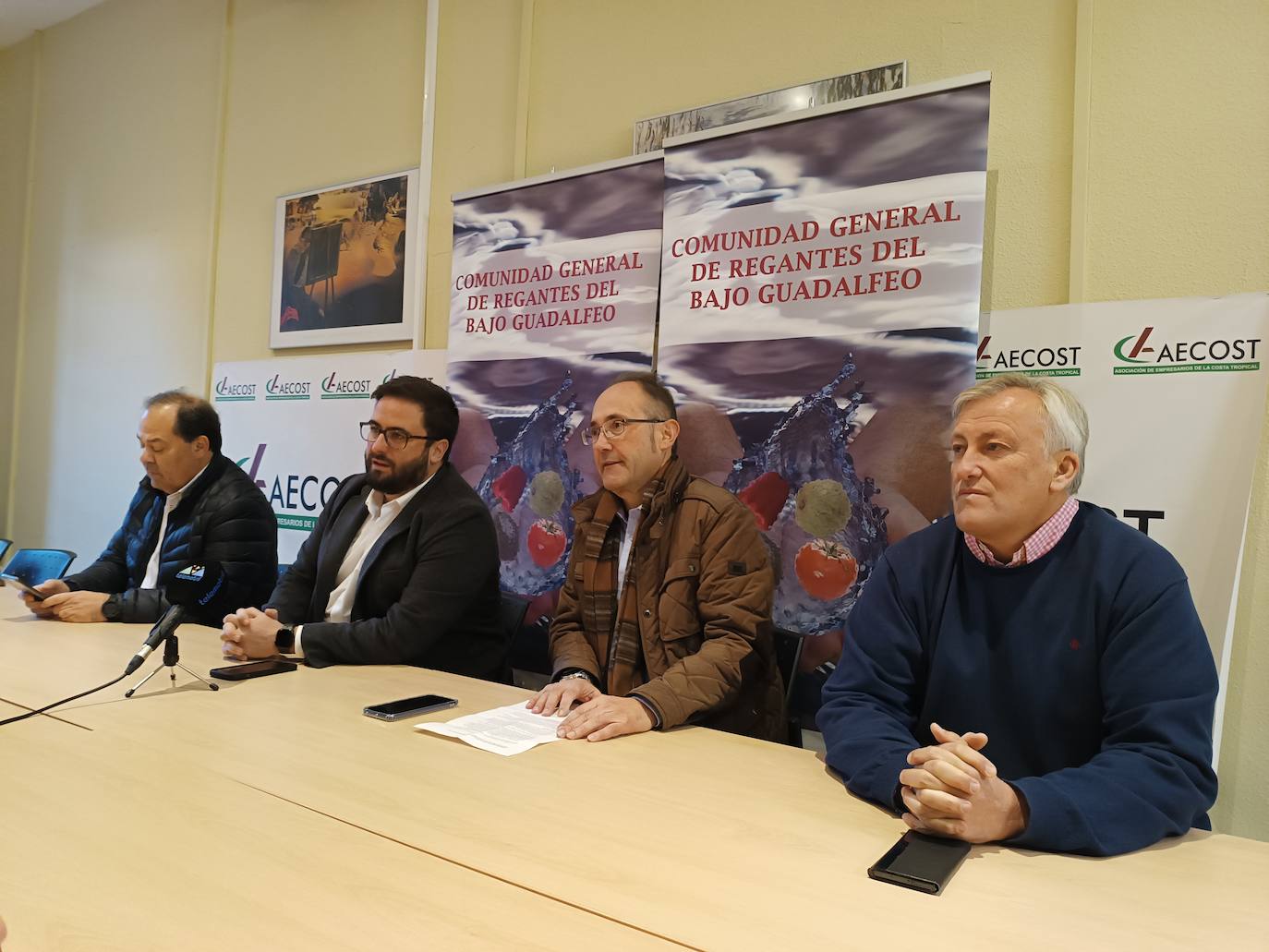 Regantes y portavoces de la Plataforma por las Infraestructuras.