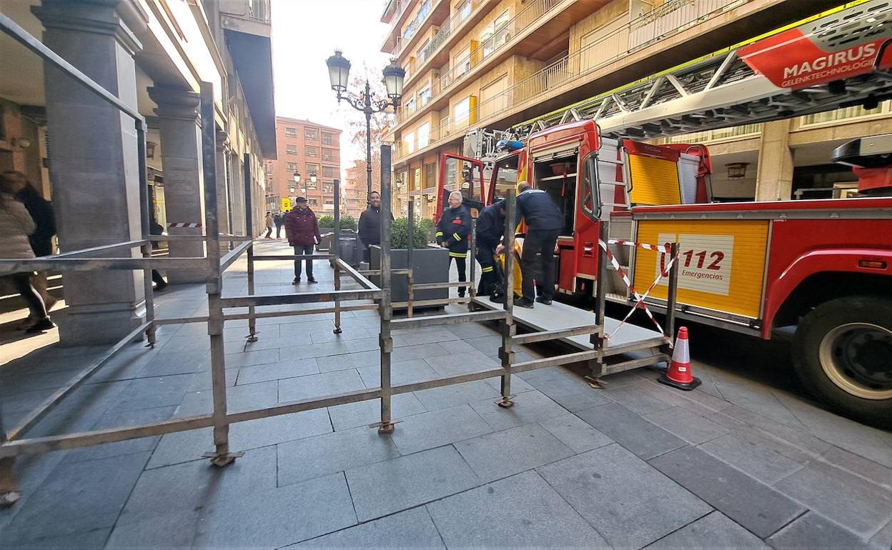 Pruebas en las tribunas de Semana Santa en la calle Ganivet