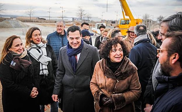 Momento del acto en los terrenos de Escúzar en el que han participado el presidente de la Junta y la rectora de la UGR, entre otros.
