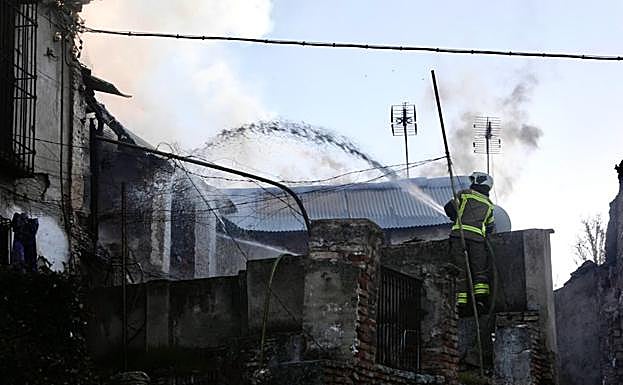 Un virulento incendio en una casa abandonada a los pies de la Alhambra alerta a los vecinos