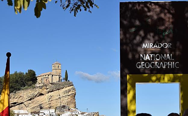 Imagen principal - El mirador National Geographic, parada obligatoria de turistas en Montefrío.