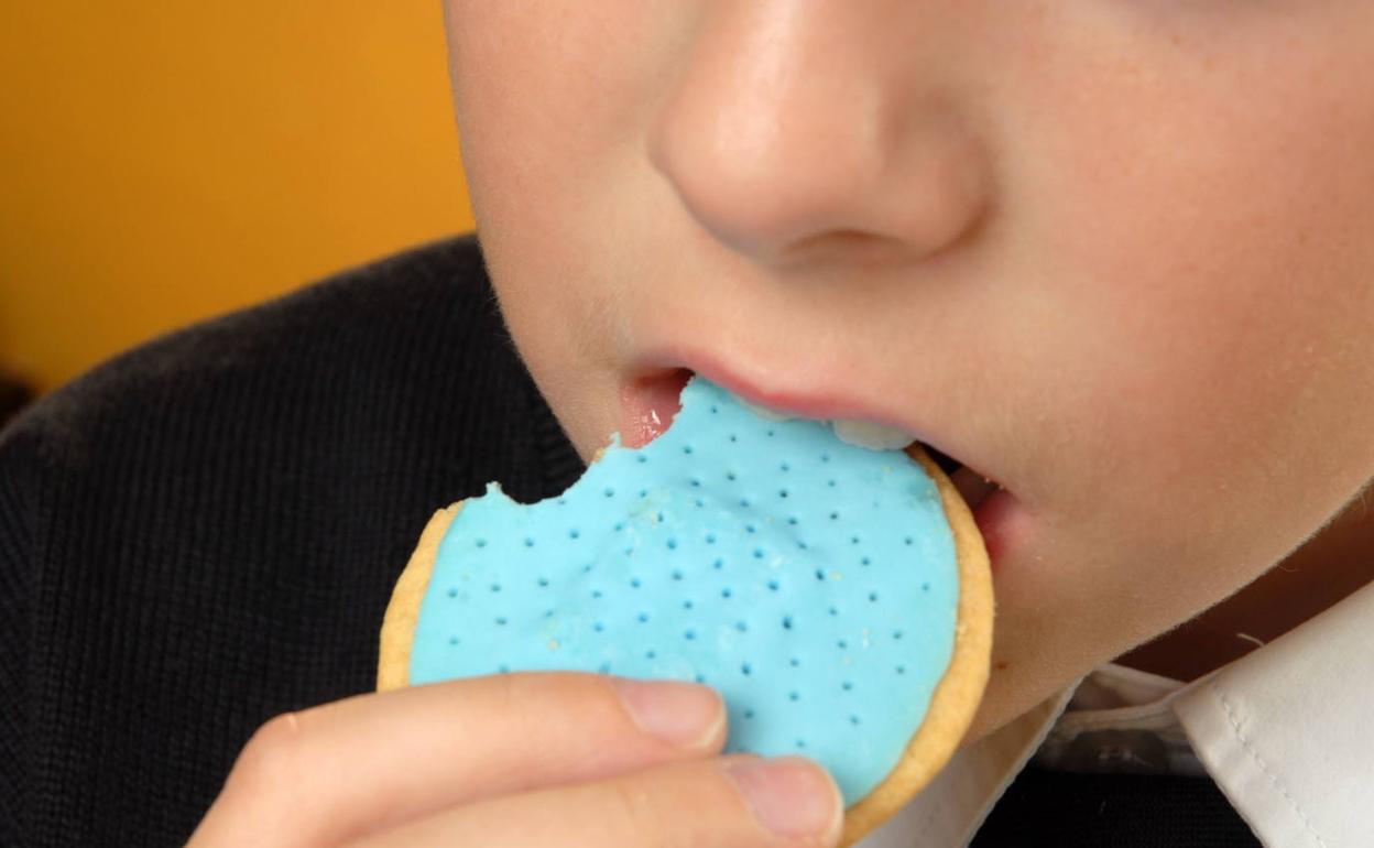 Imagen de un niño comiendo una galleta. 