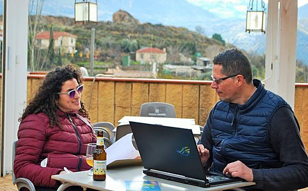 Participantes del proyecto teletrabajan desde Quéntar. 
