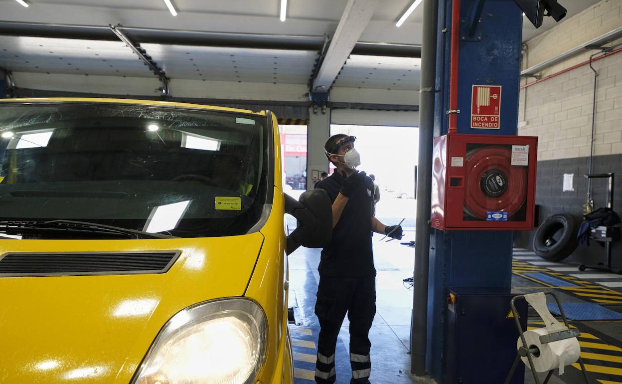 La ITV alerta a los conductores con vehículos antiguos sobre esta luz obligatoria.