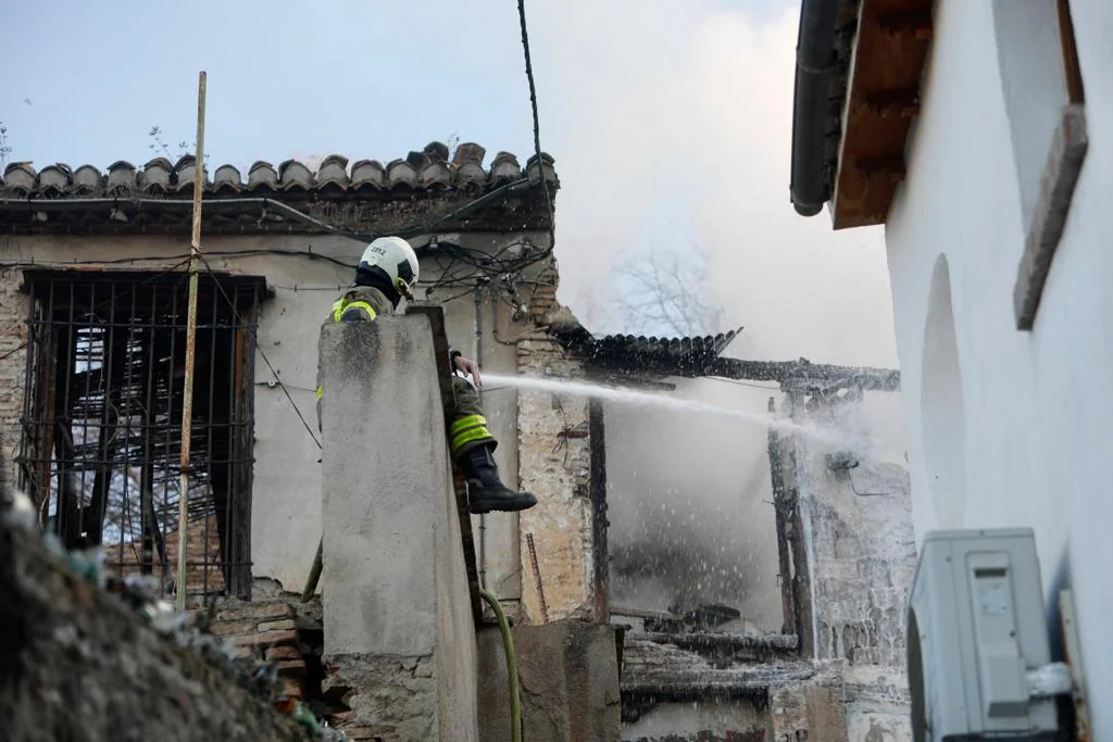 Una casa abandonada ha ardido a primera hora de este jueves a los pies de la Alhambra