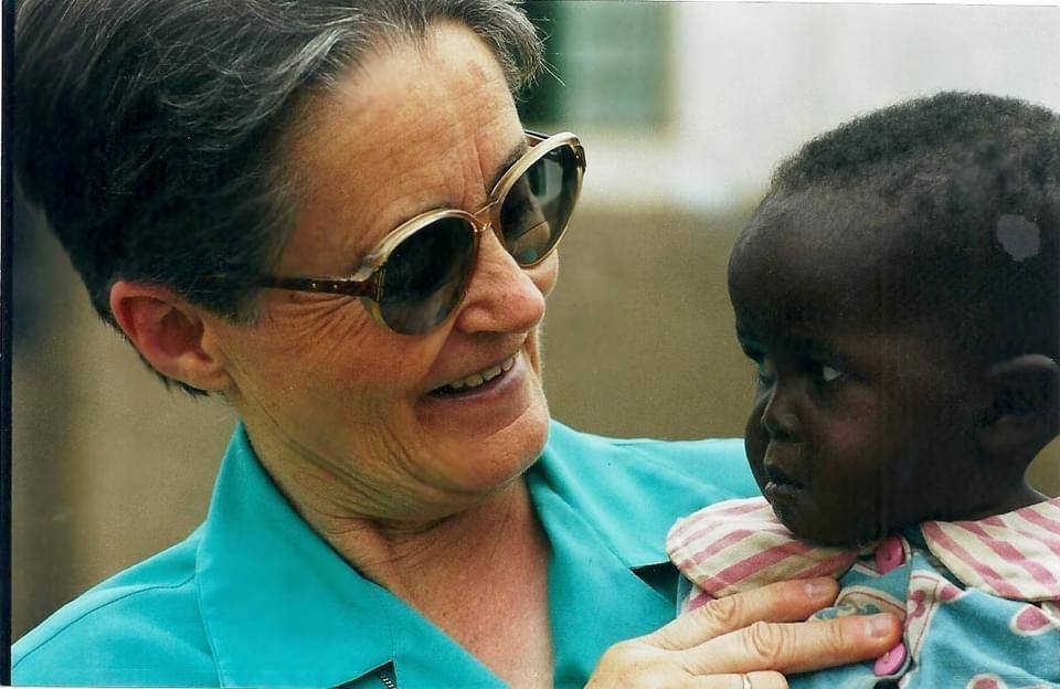 Ángeles Martín Rojas, con un pequeño en brazos durante sus años de misionera en el Congo. 