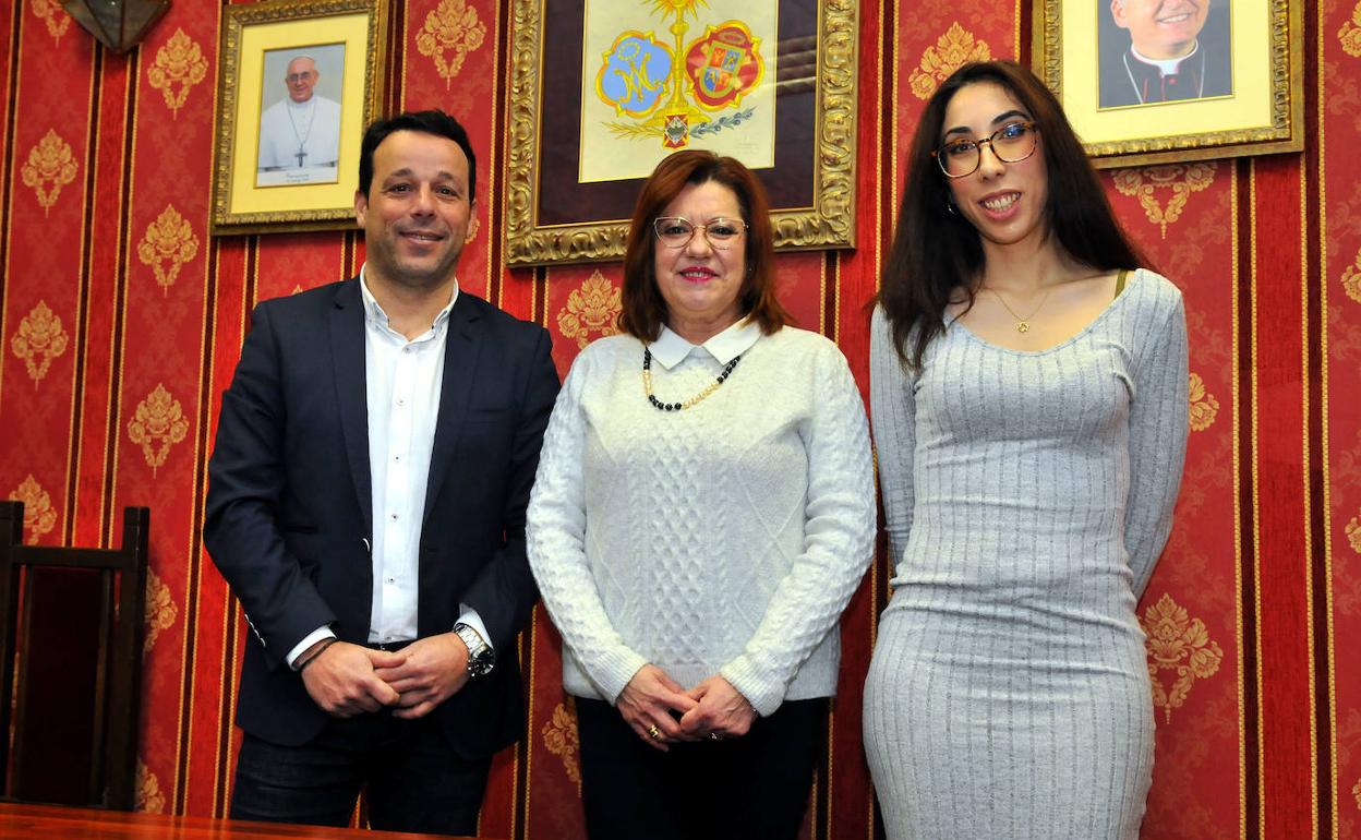 Javier Perales, Mari Provi Hurtado y Sheila Carmona, en la Agrupación. 