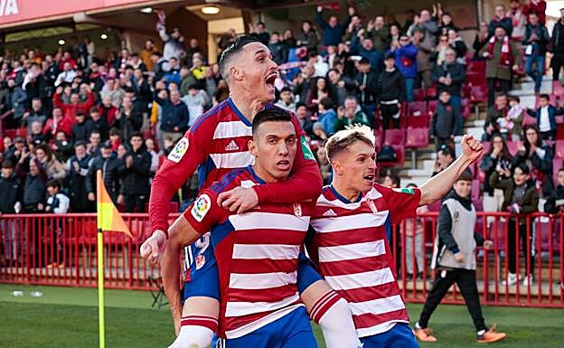 Callejón se sube sobre Uzuni, al que asistió en los dos goles, y celebra junto a Bryan Zaragoza. 