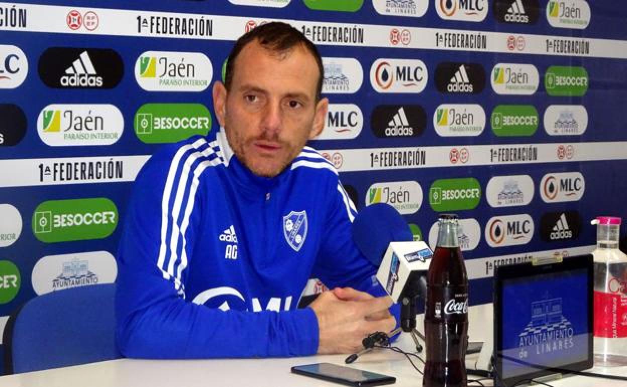 Alberto González en la sala de prensa de Linarejos atendiendo a la prensa, imagen de archivo 