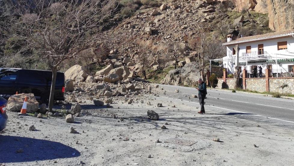 Las imágenes del gran desprendimiento en la Carretera de la Sierra, donde hay heridos