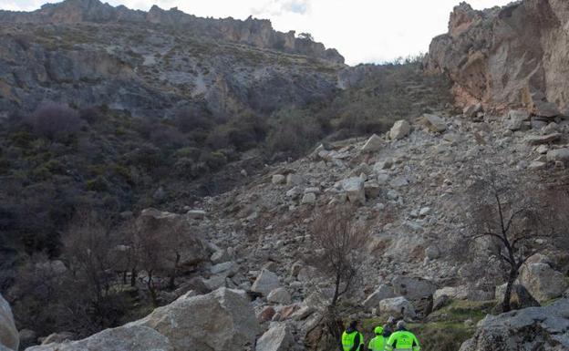 Rocas caídas por el deslizamiento de la ladera junto a la A-395, kilómetro 16.