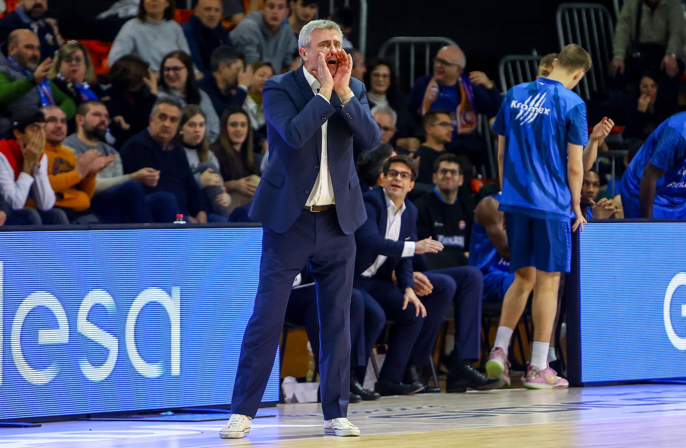 Óscar Quintana vocifera en el partido ante Tenerife. 