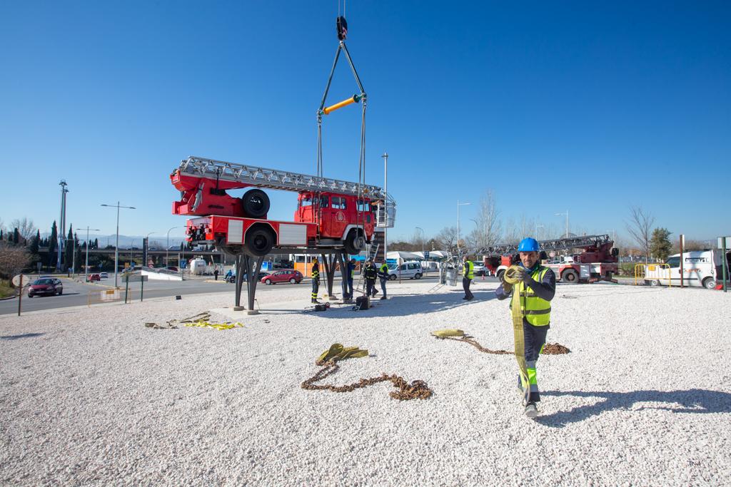 Instalación del camión en la rotonda de la Chana. 