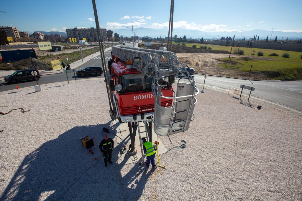 Instalación del camión en la rotonda de la Chana. 