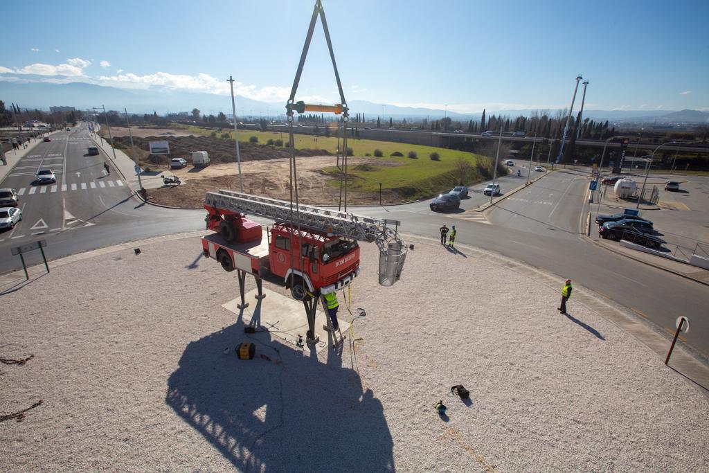 Instalación del camión en la rotonda de la Chana. 