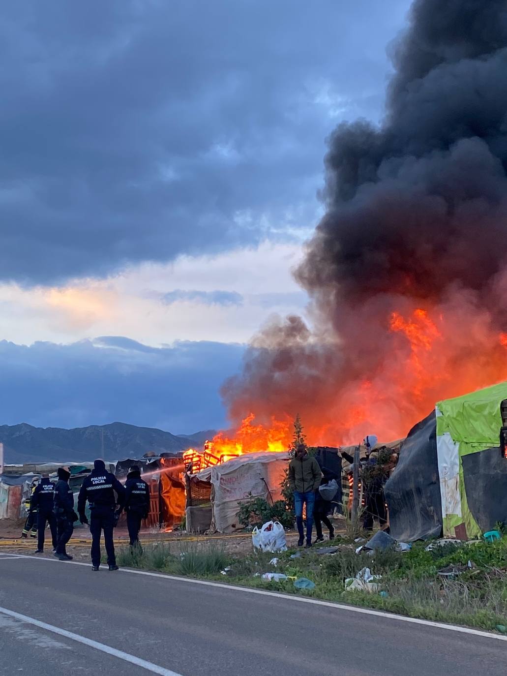 Unas 500 personas abandonan sus viviendas en el asentantamiento de Níjar para ser reubicados en una zona más segura