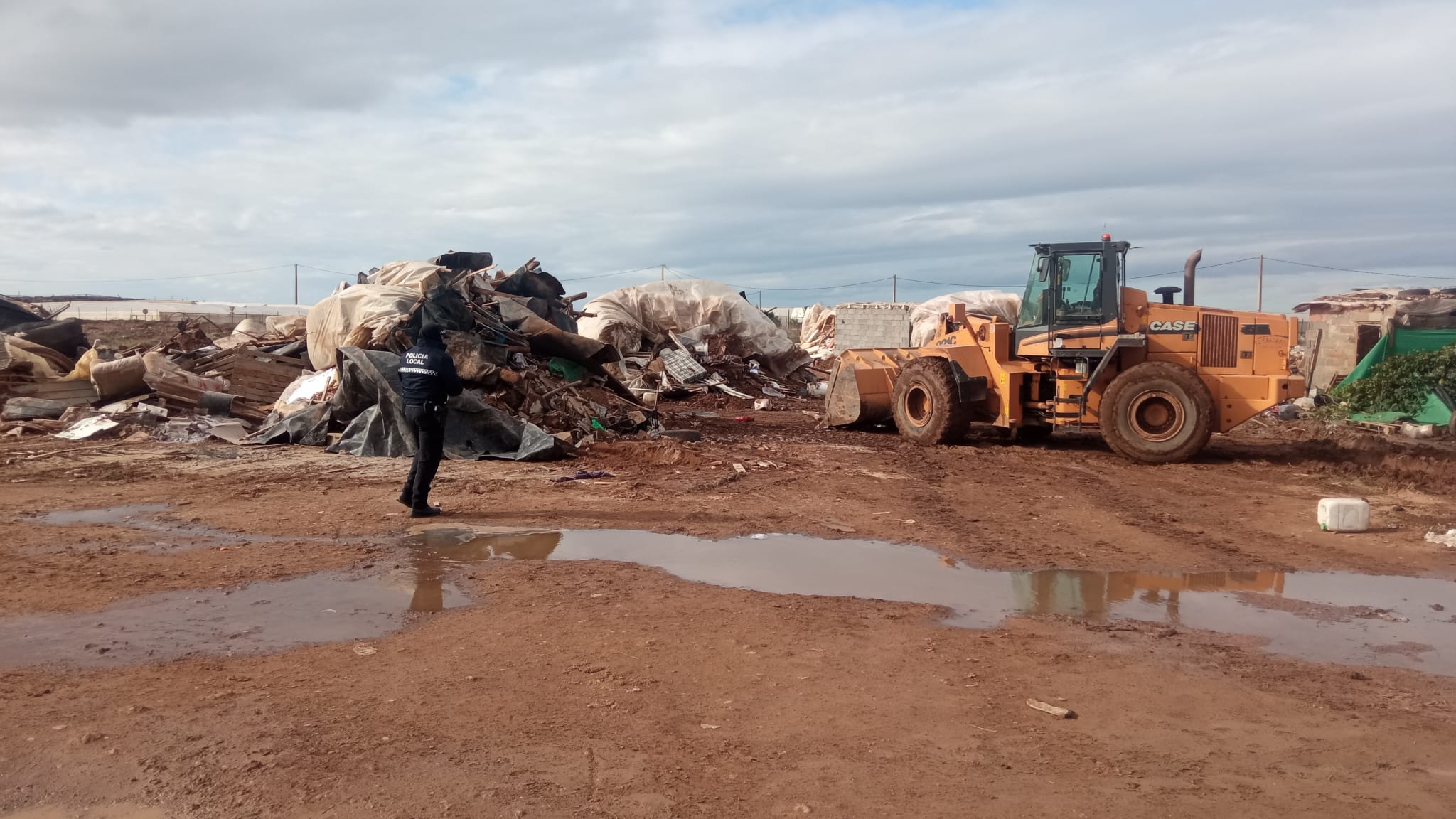 Unas 500 personas abandonan sus viviendas en el asentantamiento de Níjar para ser reubicados en una zona más segura