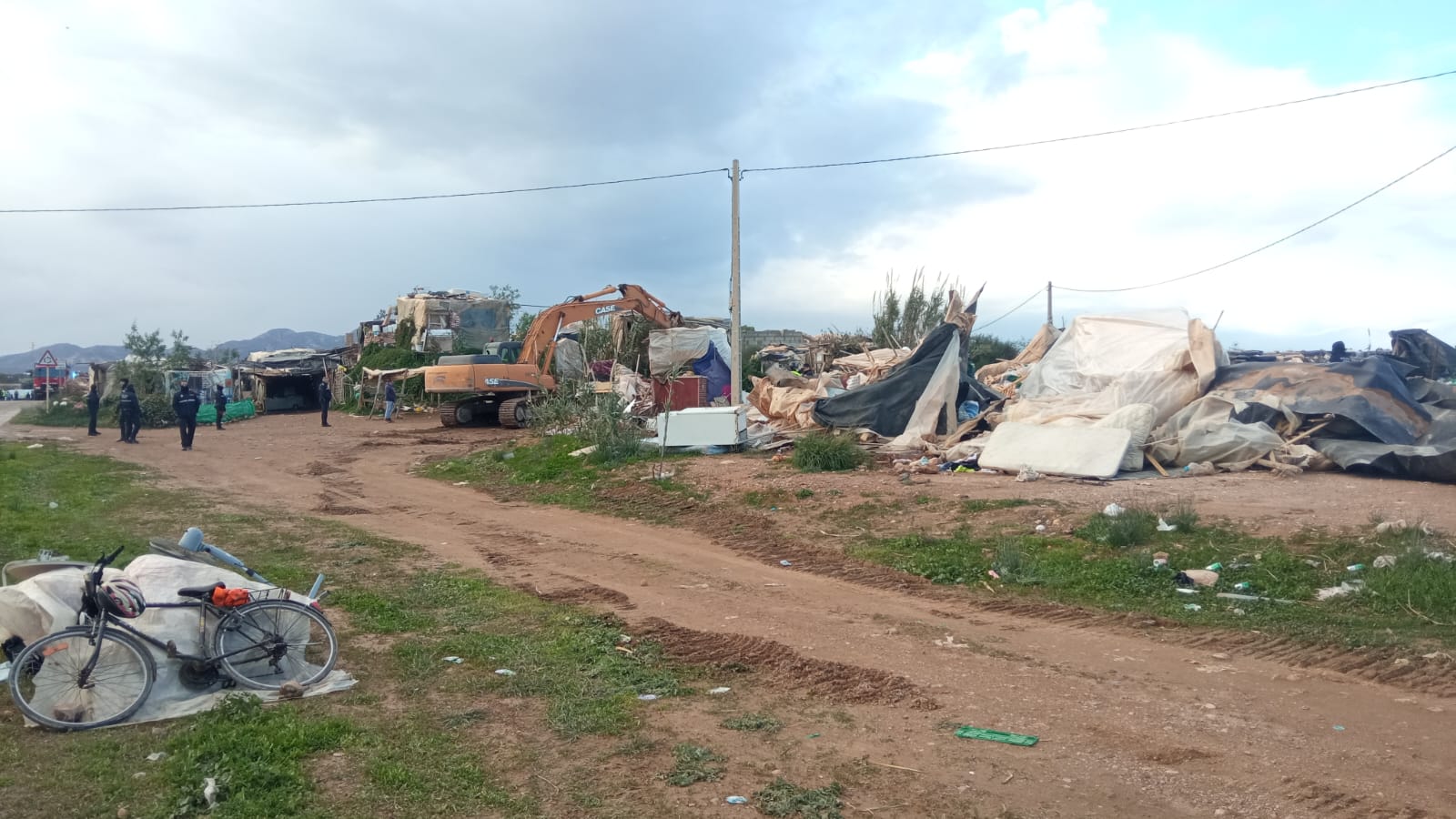 Unas 500 personas abandonan sus viviendas en el asentantamiento de Níjar para ser reubicados en una zona más segura