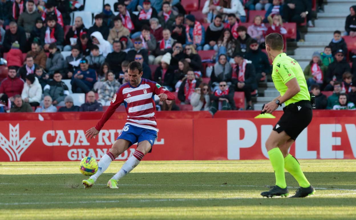 Víctor Díaz hace un envío en largo durante el partido con el Andorra. 