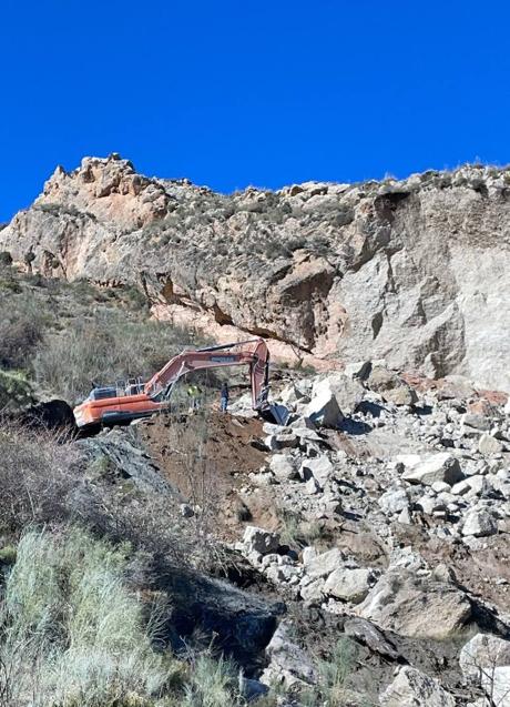 Imagen - Máquina en lo alto de la ladera destruyendo piedras para estabilizar el tadul. 