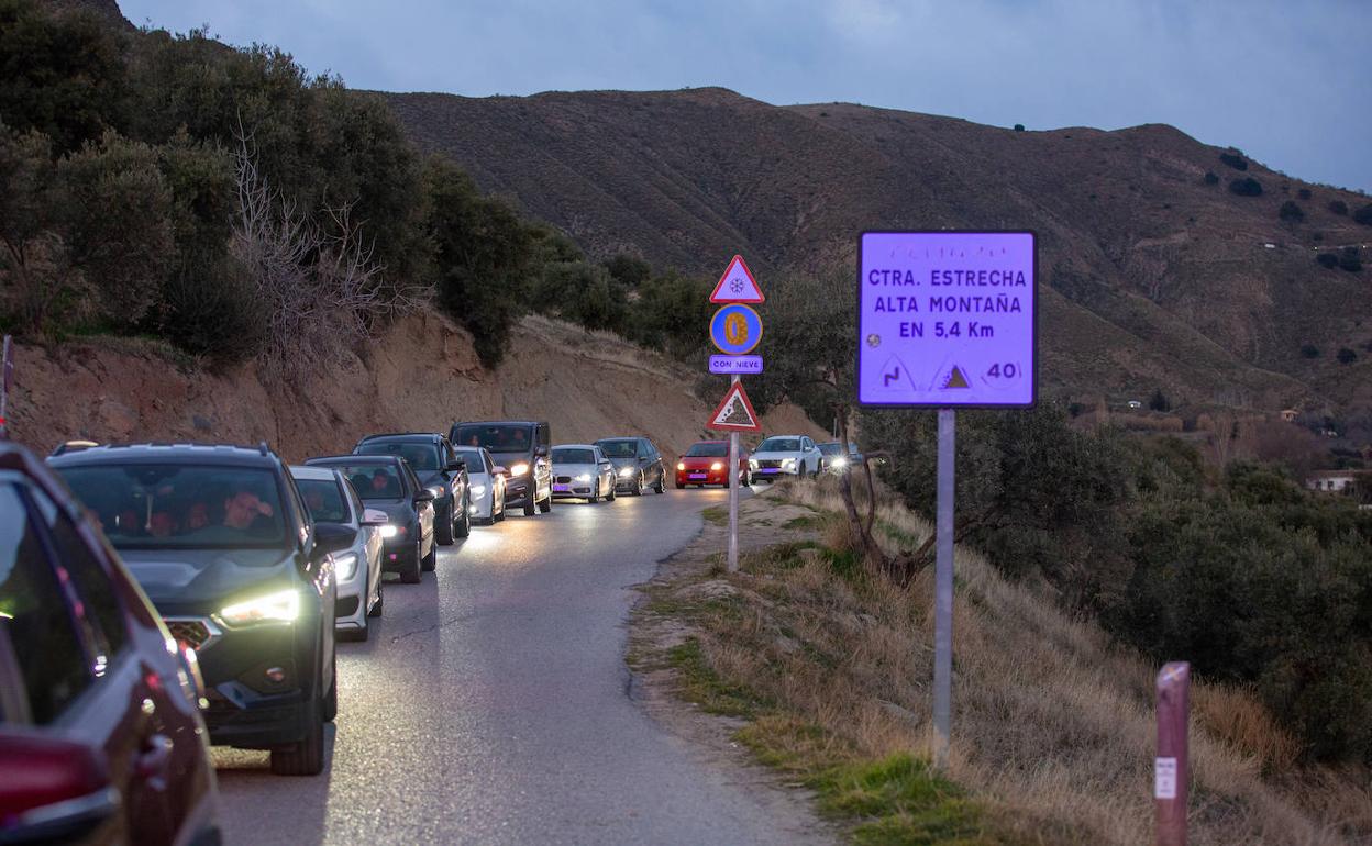 Retenciones en la provincia de Granada para bajar de Sierra Nevada por el desprendimiento de rocas