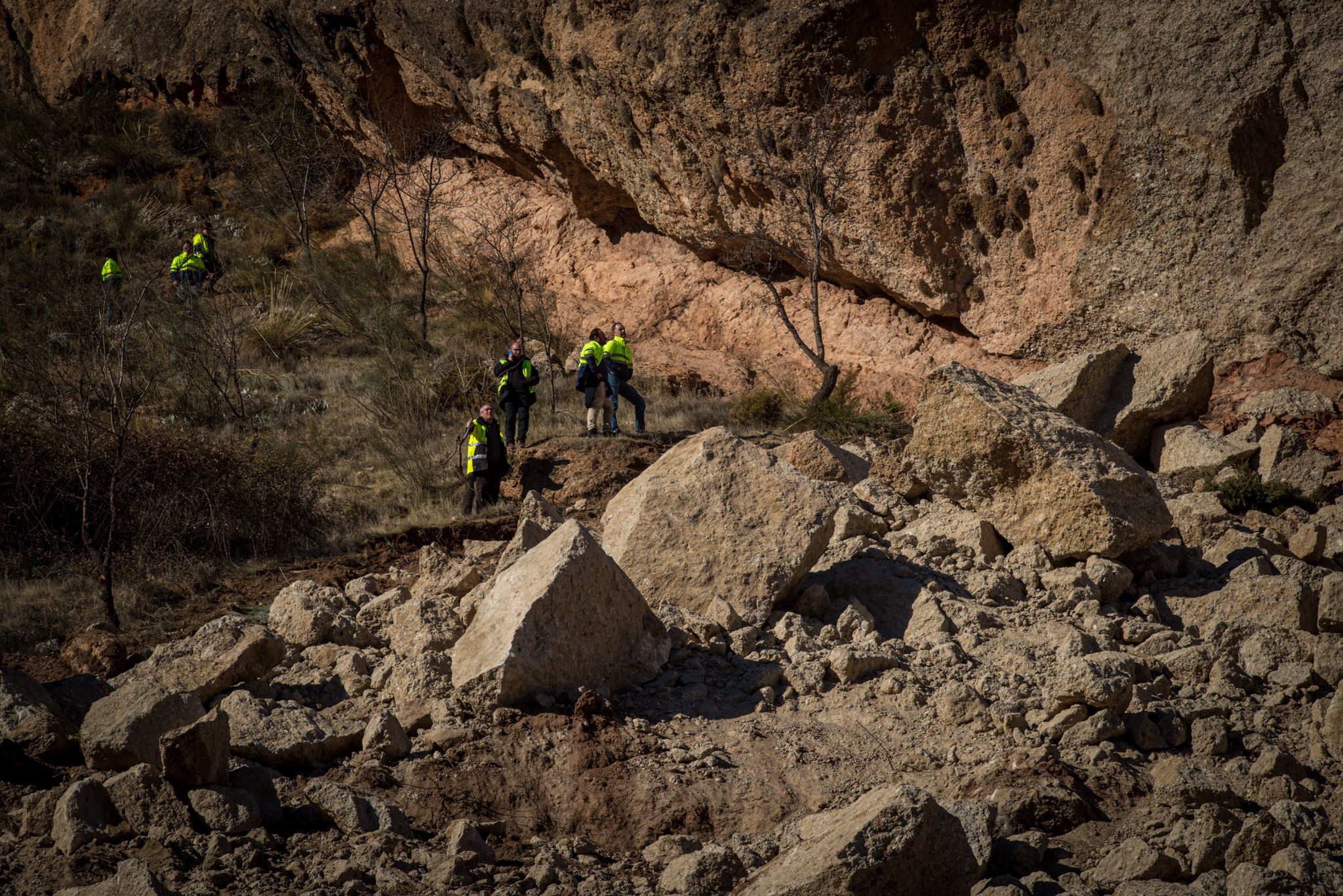 Sigue cortada la A-395 que da acceso a la estación de esquí por la caída de rocas en la carretera