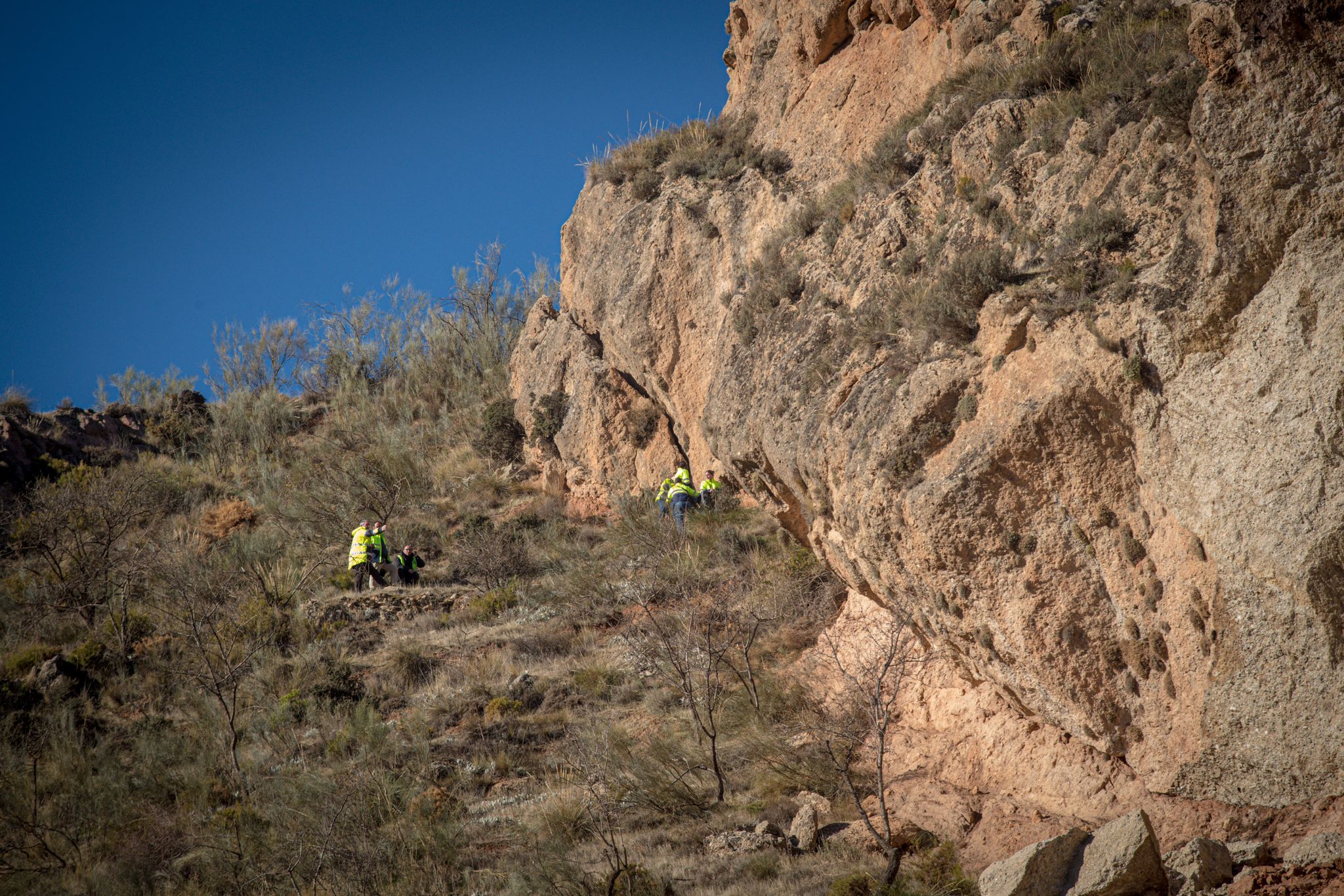 Sigue cortada la A-395 que da acceso a la estación de esquí por la caída de rocas en la carretera