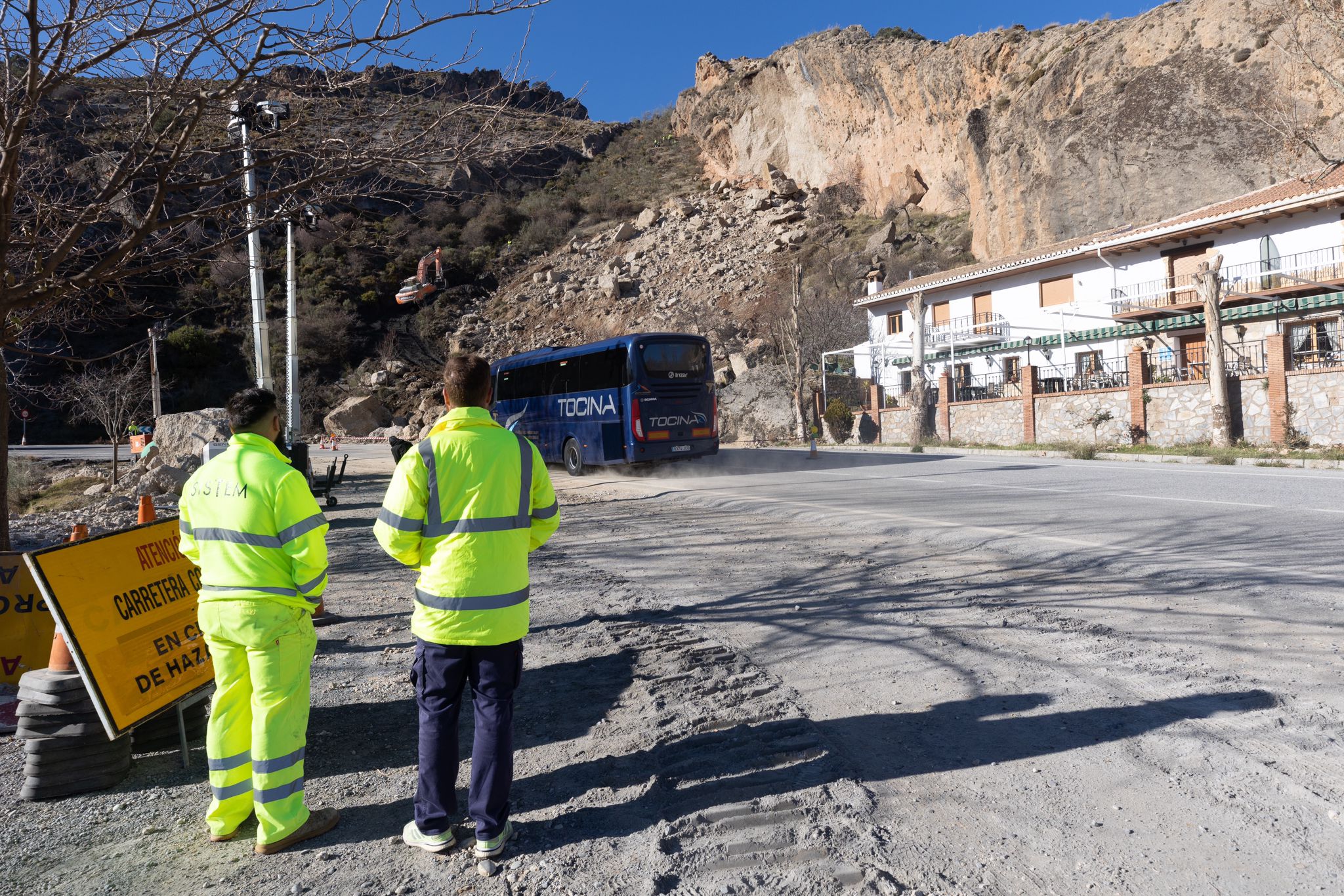 Sigue cortada la A-395 que da acceso a la estación de esquí por la caída de rocas en la carretera