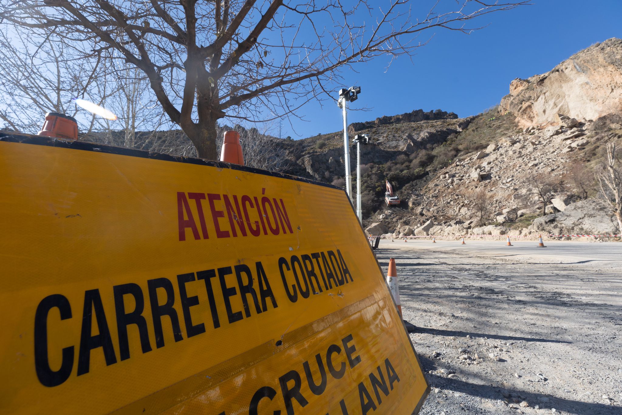 Sigue cortada la A-395 que da acceso a la estación de esquí por la caída de rocas en la carretera