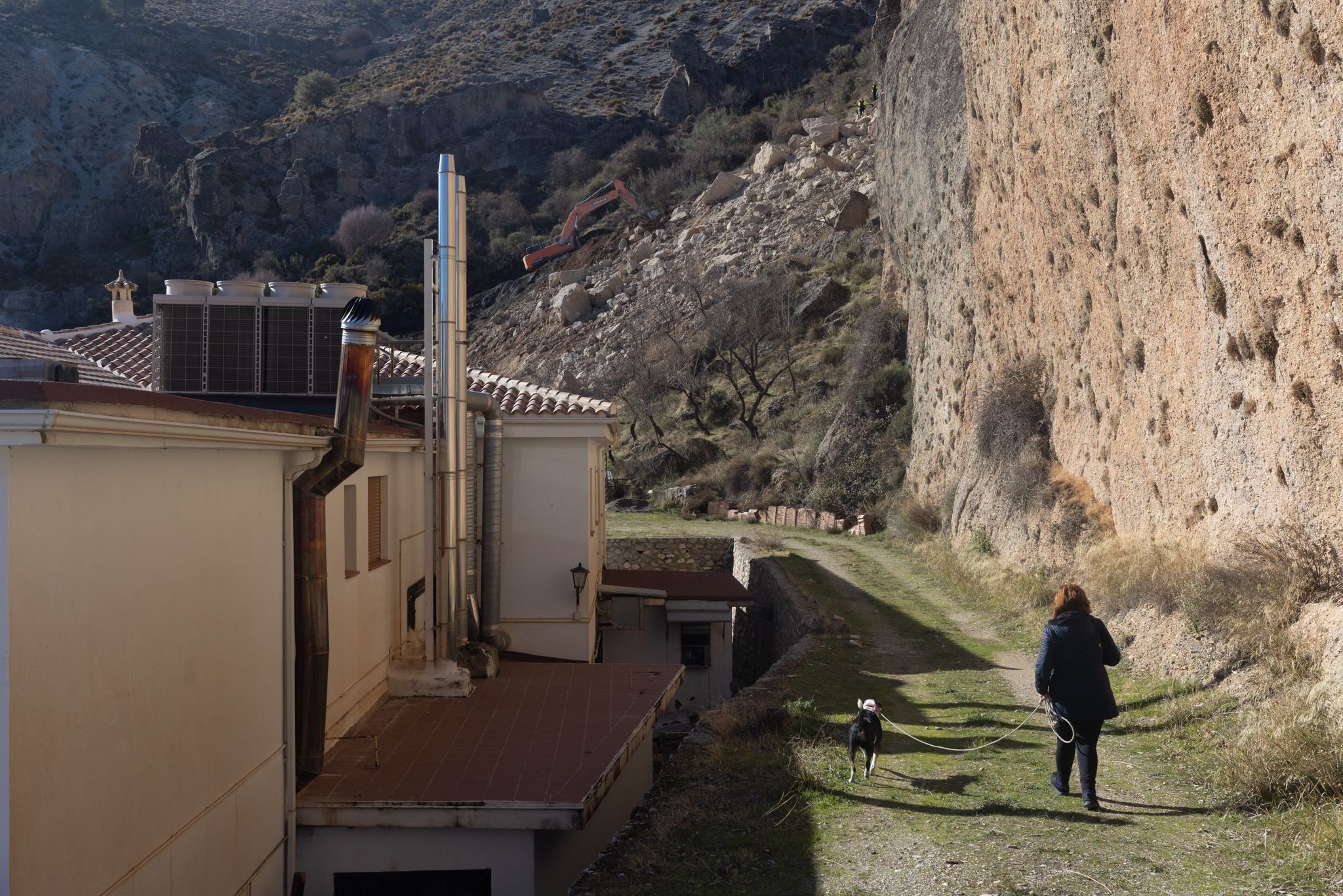 Sigue cortada la A-395 que da acceso a la estación de esquí por la caída de rocas en la carretera