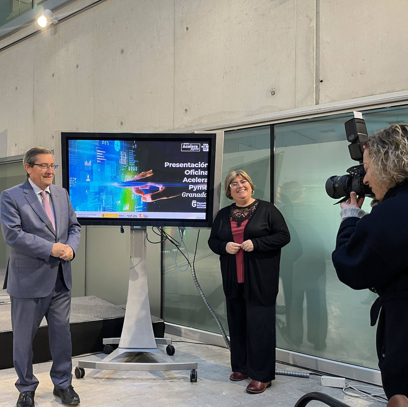 José Entrena y Ana Muñoz presentan esta oficina para ayudar a empresas. 