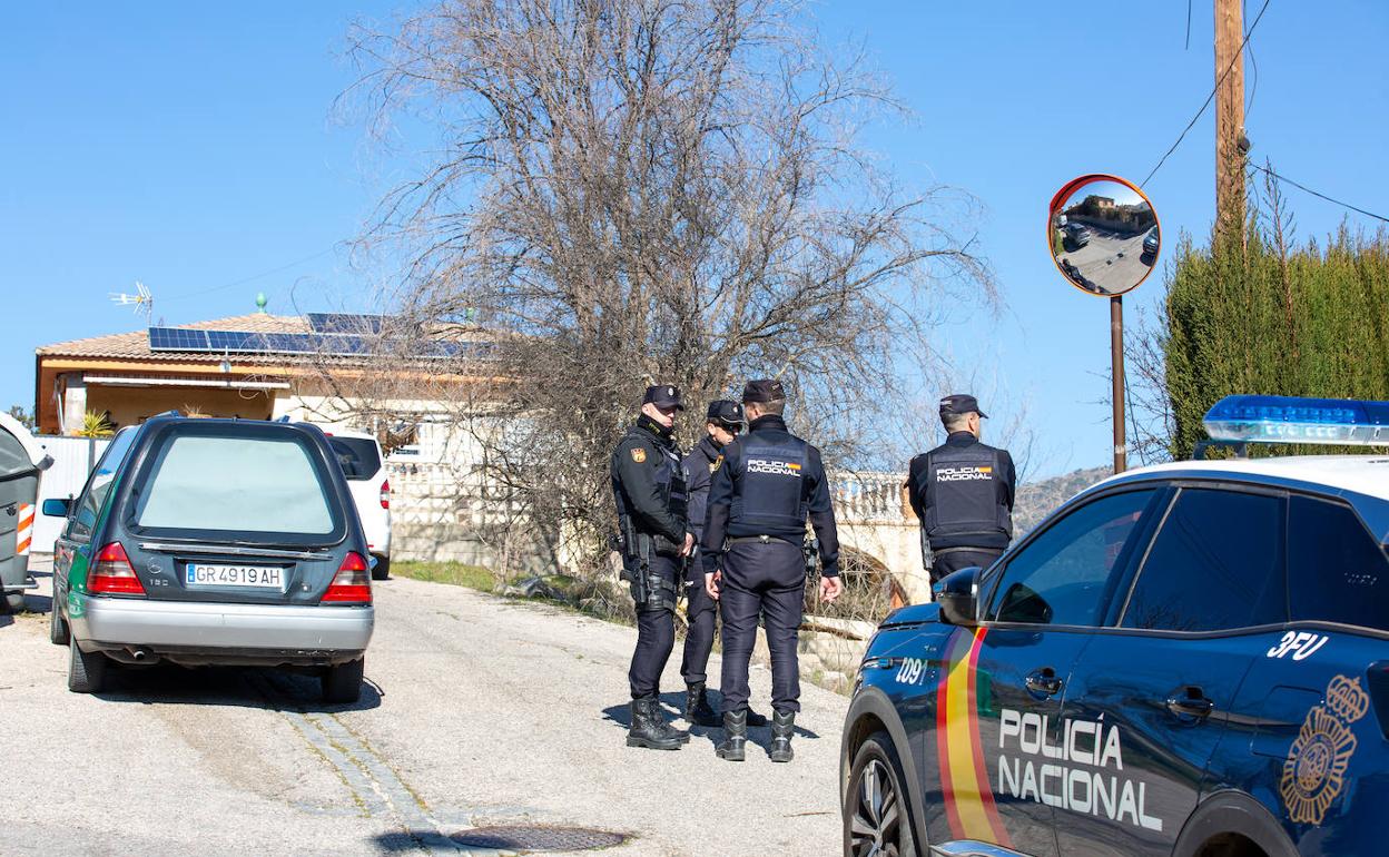Policía nacional en el lugar donde apareció semienterrado el bebé. 