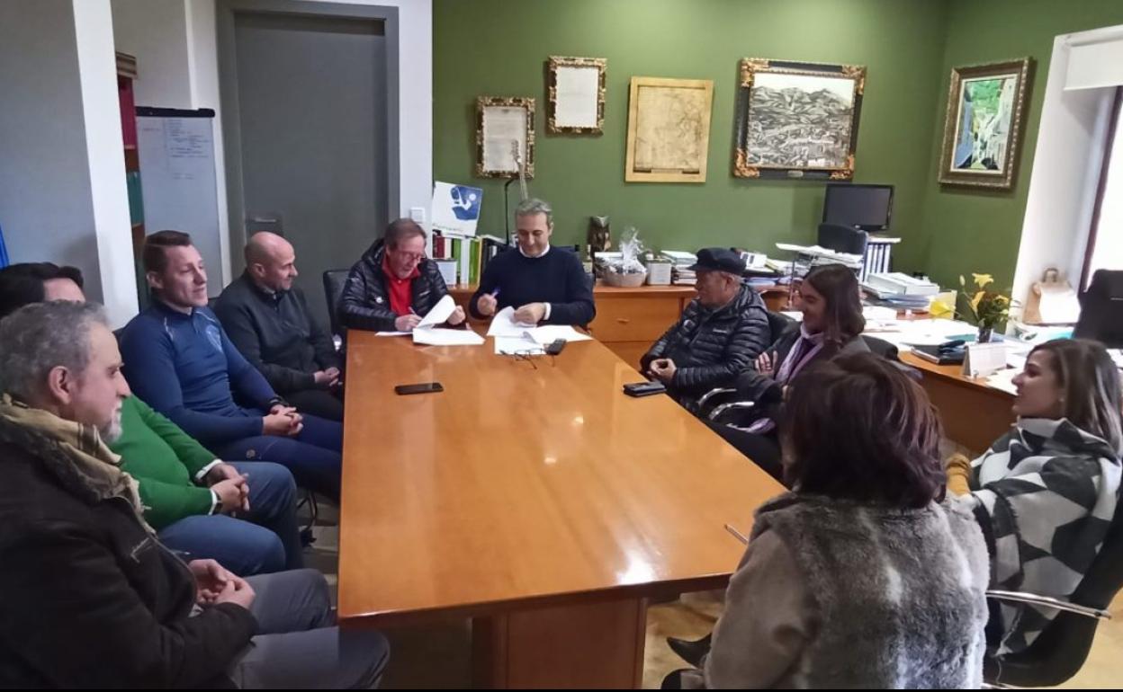 Firma del convenio entre el Ayuntamiento y la Federación de Alta Montaña. 