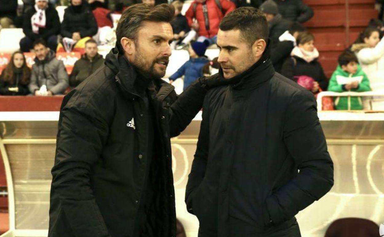 Fran Justo (derecha) charla con Rubén Albés, entrenador del Albacete y del Lugo la temporada anterior, antes de su último partido al frente del conjunto gallego.