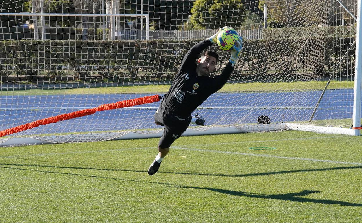 Diego Mariño se ejercitó con la UDA tras ser inscrito en LaLiga como nuevo jugador rojibianco.