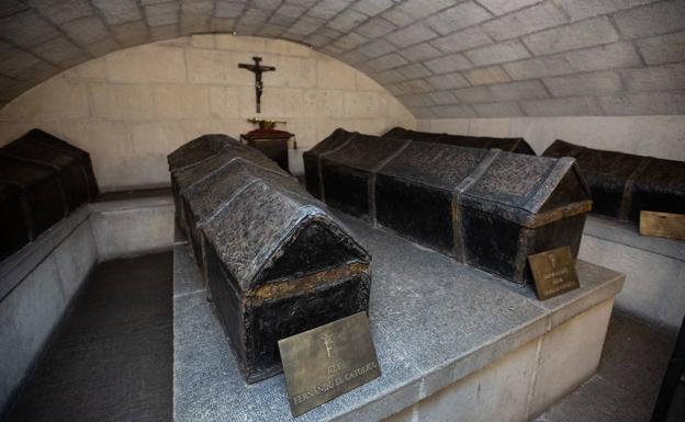 Ataúdes de Isabel I, Fernando II, Juana I, Felipe I y el príncipe Miguel en la cripta de la Capilla Real. 