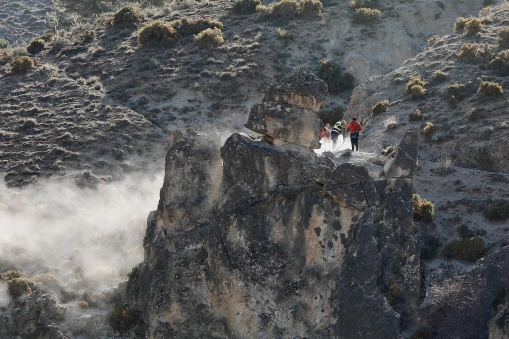 Trabajao para asegurar la ladera en Sierra Nevada. 