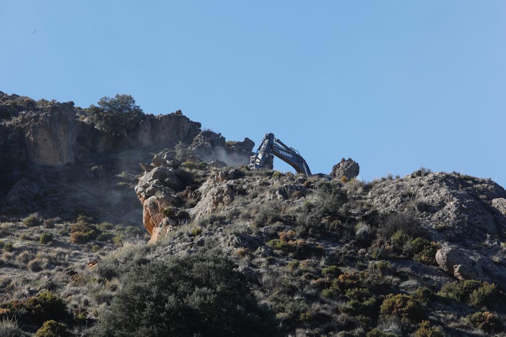 Trabajao para asegurar la ladera en Sierra Nevada. 